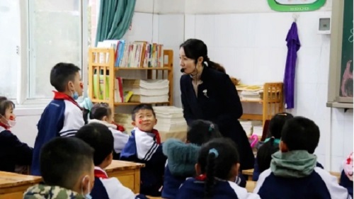 "近日,在泸州十八中三年级的开学第一课上,蔡天一同学懂事的说,要把